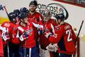 NHL, Michal Neuvirth (30) přijímá gratulace od spoluhráčů z Washingtonu Capitals