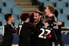 Fotbalisté Leverkusenu slaví gól