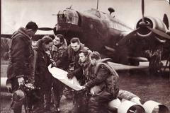 Osádka rtm. Josefa Bernata 311. čs. bombardovací peruti RAF 1941 East Wretham Wellington 2.zprava Josef Horák z Lidic