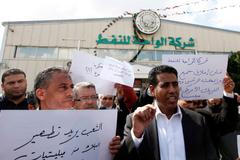 Lidé protestují proti prodeji ropy severokorejskému tankeru, 9. března 2014.