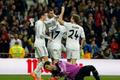 Hráči Realu Madrid slaví gól do sítě Osasuny