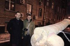 Dřevěný penis na autě ruských satiriků