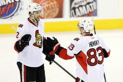 Aleš Hemský a Jared Cowen slaví gól Ottawy