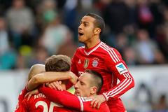 Thomas Müller (25) slaví se spoluhráči gól v síti Wolfsburgu.