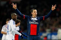 Zlatan Ibrahimovič slaví svůj panenkovský gól proti Lyonu