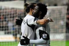 Wilfried Bony a Chico Flores slaví branku v síti Manchesteru City