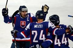 Hokej, MS 2013, Finsko - Slovensko: Miroslav Šatan (vlevo), Branislav Mezei a Peter Ölvecký slaví gól na 2:3