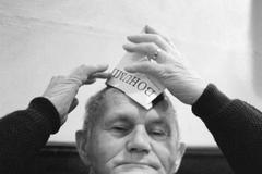 Český spisovatel Bohumil Hrabal s papírovou čepicí