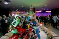 Dakar 2014: modelka při prezentaci v Bolívii