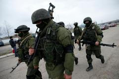 Vojáci v obci Perevalnoje u Simferopolu.