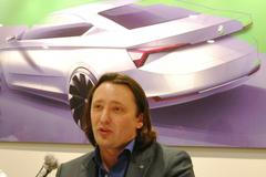 Jozef Kabaň při rozhovoru s novináři v Ženevě