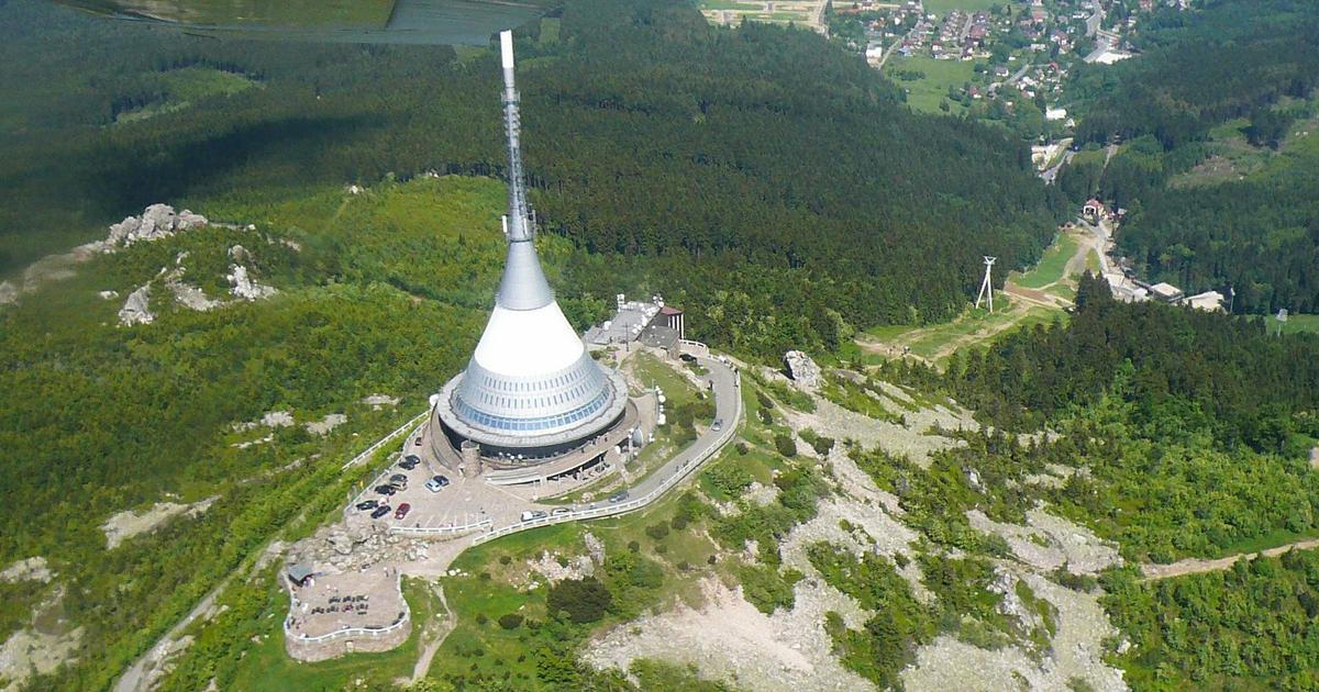 Policie navrhla obžalovat tři lidi a firmu kvůli pádu lanovky na Ještěd