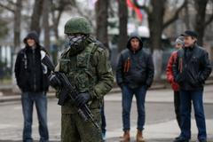 Ozbrojení muži před parlamentem Krymu