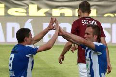 Fotbal, Pohár České pošty, Sparta - Mladá Boleslav: Jan Bořil (vlevo) slaví gól na 1:1