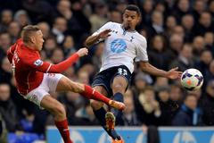Zeki Fryers (R) a Craig Bellamy v utkání Totenham - Cardiff
