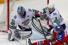 KHL, 6. finále, Lev-Magnitogorsk: Mikko Mäenpää - Vasilij Košečkin (83), Viktor Antipin (9)