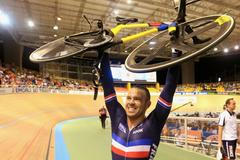 Francouz Francois Pervis slaví zlato v závodě na 1 kilometr s pevným startem na MS v Cali