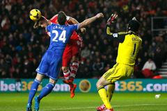 Southampton's Rodriguez challenges Chelsea's Cahill and Cech in Southampton