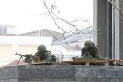 Ozbrojení muži před parlamentem Krymu