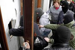 Proruští aktivisté berou útokem vládní budovu Luhansku