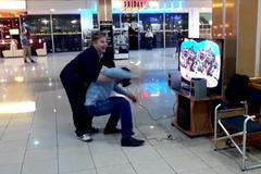 VIDEO Muž dostal záchvat při testování brýlí s alternativní realitou