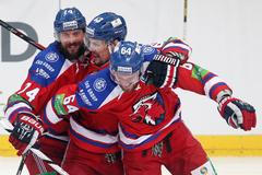 Finále KHL, Lev-Magnitogorsk: radost Lva, Nathan Oystrick (74), Ondřej Němec (63) a Jiří Sekáč /64)