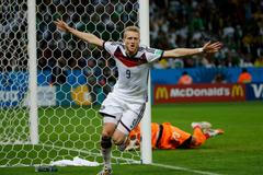 MS 2014, Německo-Alžírsko: Andre Schürrle slaví gól