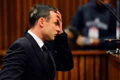 Pistorius před soudem nešetří emocionálními gesty