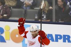 Jakub Kindl se raduje z gólu