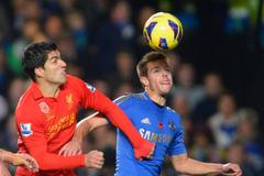 Fotbalista Chelsea Cesar Azpilicueta v souboji s Luisem Suárezem v utkání proti Liverpoolu v anglické Premier League 2012/13.
