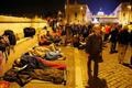 Věřící nocují v ulicích. Čekají na svatořečení papežů.