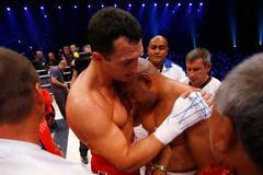 FOTO Ničitel a pak utěšitel. Kličko zbil dalšího soupeře