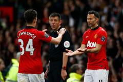 Manchester United: Ryan Giggs střídá Toma Lawrence (34)
