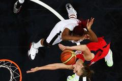 Česká basketbalistka Ilona Burgrová blokuje Angolku Nacisselu Mauriciovou v utkání skupiny A na OH 2012 v Londýně.