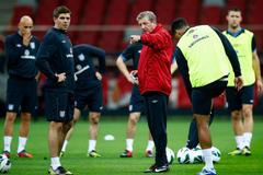 Steven Gerrard a trenér Roy Hodgson na tréninku reprezentace Anglie