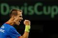 Lukáš Rosol v utkání Davis Cupu proti Japonci Danielovi