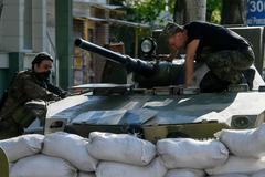 Na barikádě u budovy, kde drží zajaté pozorovatele z mise OBSE.