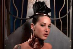 Žirafí žena Sydney V. Smith