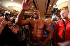 Bláznivý boxer Briggs na moři napadl Vladimira Klička