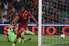 Gervinho slaví gól do sítě AC Milán