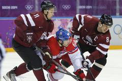 ZOH 2014, ČR-Lotyšsko: Jaromír Jágr - Kristaps Sotnieks a Sandis Ozolinš