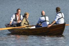 David Cameron, Angela Merkelová, švédský premiér Fredrik Reinfeldt a předseda nizozemské vlády Mark Rutte na jezeře nedaleko Stockholmu  9.června. Na prezidentovi Evropské komise se ani tady neshodli.
