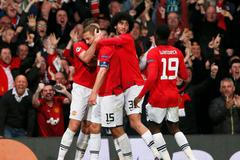 Hráči Manchesteru United slaví gól Vidiče do sítě Bayernu