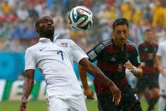 MS 2014, USA-Německo: DaMarcus Beasley - Mesut Özil