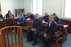 Václav Krištof (uprostřed) u soudu