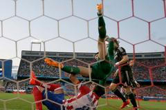 FOTO Brankář Čech zraněn! Po tomto pádu mu končí sezona