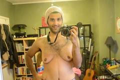 Muž trpící gynekomastií