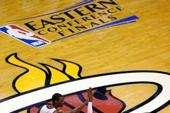 Ray Allen a Chris Bosh z Miami slaví výhru proti Indianě