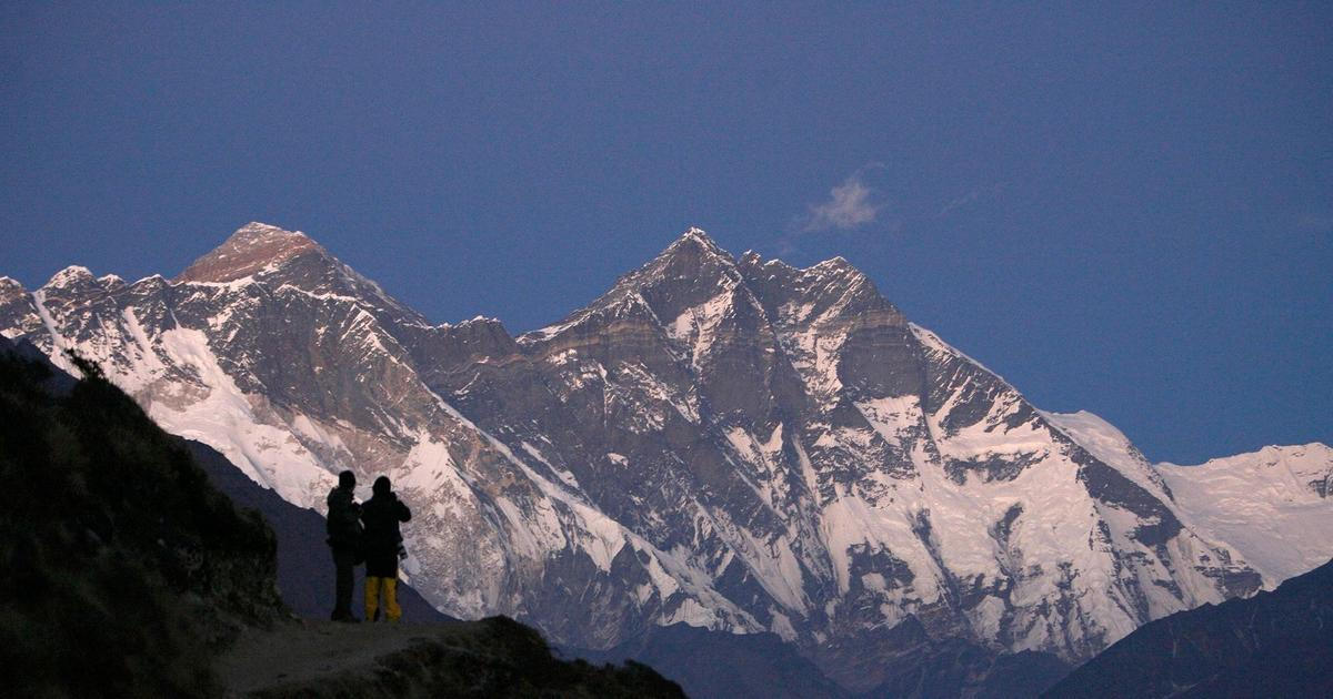 Obří pojistný podvod pod Everestem. Průvodci trávili horolezce, jely v tom i nemocnice