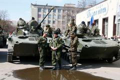 Ozbrojenci ve Slavjansku. Na vozidle je upevněna ruská vlajka.